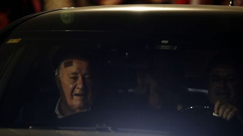 Amancio Ortega llega al Real Club Nutico de A Corua en coche. 