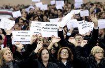 Abogadas, en primera fila, acompaadas de funcionarios, en una protesta contra las tasas.