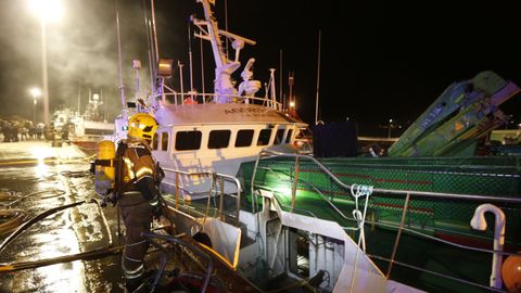 Incendio de un barco en el puerto de Burela