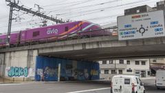 Un Avlo entrando en Santiago