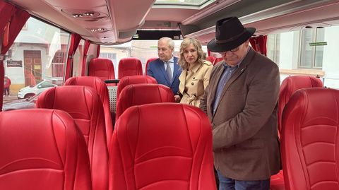El alcalde, al fondo, con la gerente de la empresa del bus rural