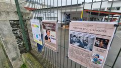 Carteles que denuncian que el colegio Rosal�a de Castro lleva un mes sin bedel