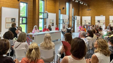 El encuentro �Mujeres Empresarias del Oriente de Asturias: Proyectarse, Reinventarse, Anclarse�, organizado por Mujeres de Empresa en el Centro Cultural Llac�n de Porr�a