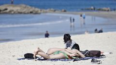 Gente disfrutando del buen tiempo ayer en la playa de Samil de Vigo
