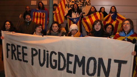 Seguidores del �proc�s� se concentran fuera de la prisi�n de Neum�nster, donde Puigdemont pas� la noche