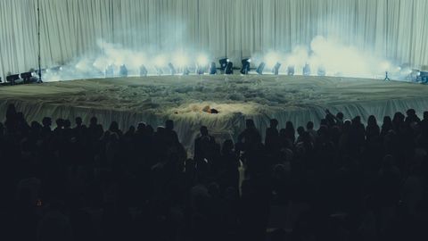 Rosala, acostada en el escenario, durante la presentacin de su disco en Barcelona.