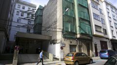 Edificio situado al lado de Urgencias del Fontenla Maristany en el que los vecinos aseguran que viven media docena de okupas