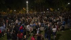 Varios j�venes reunidos en una calle de Barcelona, durante la primera noche sin el estado de alarma, el pasado 9 de mayo