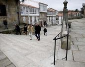 Una barandilla facilita la incorporaci�n a las escaleras de la r�a Raxoi.