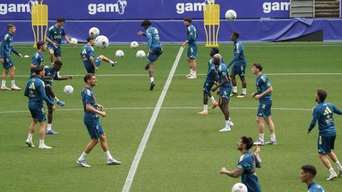 Los jugadores del Oviedo, en el Carlos Tartiere