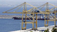 La terminal de contenedores -en la foto, las gr�as- espera el enlace ferroviario. 