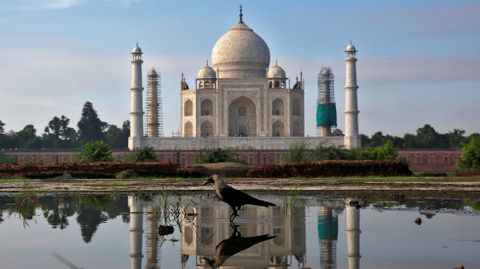 El Taj Mahal se refleja en el agua (India)