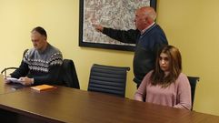 Sen�n Pousa, de pie, deja el puesto temporalmente a su nieta (a la derecha)