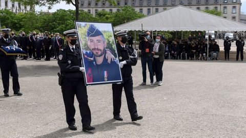 La Policia homenajeó al agente muerto la semana pasada por un vendedor de drogas.