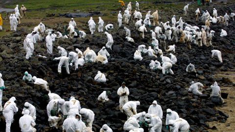 Limpieza del chapapote vertido por el petrolero en la costa de Mux�a.