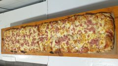En La Sibarita preparan pizzas que alcanzan un metro de longitud