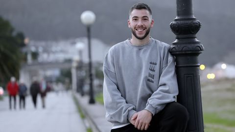 El futbolista del Viveiro CF posa este martes en el paseo martimo de Covas.