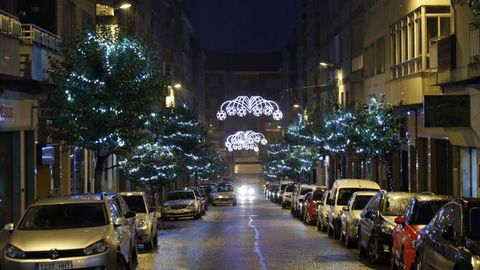 NAVIDAD EN CELANOVA.rboles y farolas, adems de los arcos de luces, estn decorados en las calles de Celanova. A pesar de la lluvia, las luces de Navidad iluminan la vila de san Rosendo