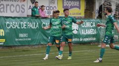 Pibe recibe la felicitaci�n de �lex Cardero tras su gol de penalti ante el Majadahonda
