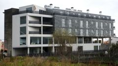 El edificio del centro de da y la residencia, en 2011, al poco de pararse las obras