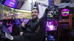 Pablo L�pez nos muestra como se pilota en un simulador de coches