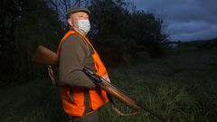 CON MASCARILLA Josecho, un cazador de A Laracha, pertrechado con la escopeta, el chaleco y la mascarilla