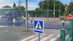 Operarios asfaltando la carretera general de la recta que une Santa Cruz y Arillo, donde el cruce de O Couto.