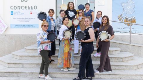 Pandeireta. Haruna Chatani e a malpic� Ic�a Varela, en Camari�as, con m�is pandeireteiras de O Cansorri�o. Al� foi onde a nipona comezou o seu contacto coa cultura galega, e al� regresou nesta s�a segunda estancia en Galicia.
