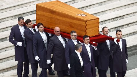 El atad del papa Benedicto XVI siendo transportado durante el funeral