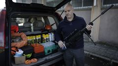 El experto Lolo Andrade muestra el maletero de su coche, lleno de tiles para luchar contra la velutina