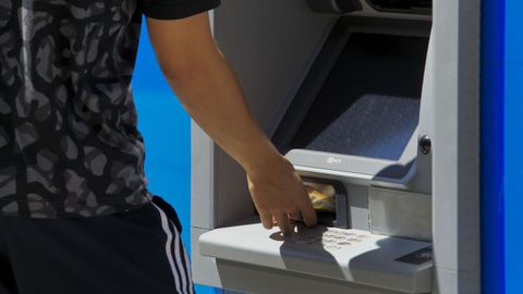 Operaci�n en un cajero, en imagen de archivo
