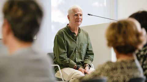 Stuart Mcnicholls durante una charla en la Biblioteca Ns de Ourense