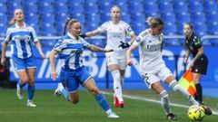 Ainhoa Mar�n intenta robar el bal�n durante el partido entre el D�por Abanca y el Real Madrid.