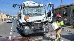 Uno de los camiones implicados en el accidente en Melide.