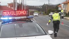 Imagen de un control de movilidad realizado por la Guardia Civil  entre Nar�n y Valdovi�o