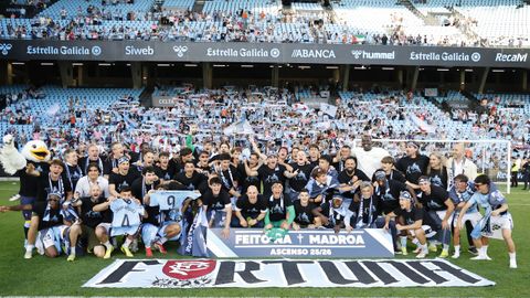 Los futbolistas del Celta Fortuna, celebrando el ascenso a Segunda.