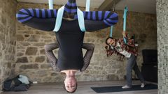 En Celestial Dance de Negradas se imparte yoga a�reo y hatha yoga principalmente, y pronto comenzar�n con retiros