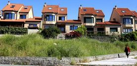 Los afectados son los propietarios de unas 120 casas que no consiguieron ni licencia de primera ocupaci�n por las irregularidades. 