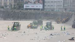 Limpieza de las playas en A Coru�a tras la noche de San Xo�n