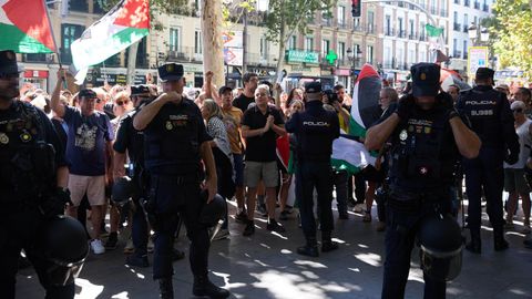 Manifestantes propalestinos ocupan el recorrido de La Vuelta en el centro de Madrid
