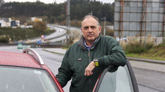V�ctor V�rez, usuario habitual de la AP-9, con su veh�culo en la entrada a la autopista en Vilar do Colo.