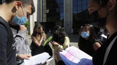 Alumnos ourensanos, durante las pruebas ABAU 2021 en el campus universitario