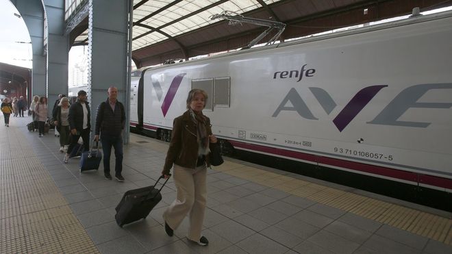 Viajeros del AVE en la estación de A Coruña
