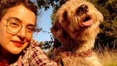 Iria Rodr�guez y su inseparable perrita 