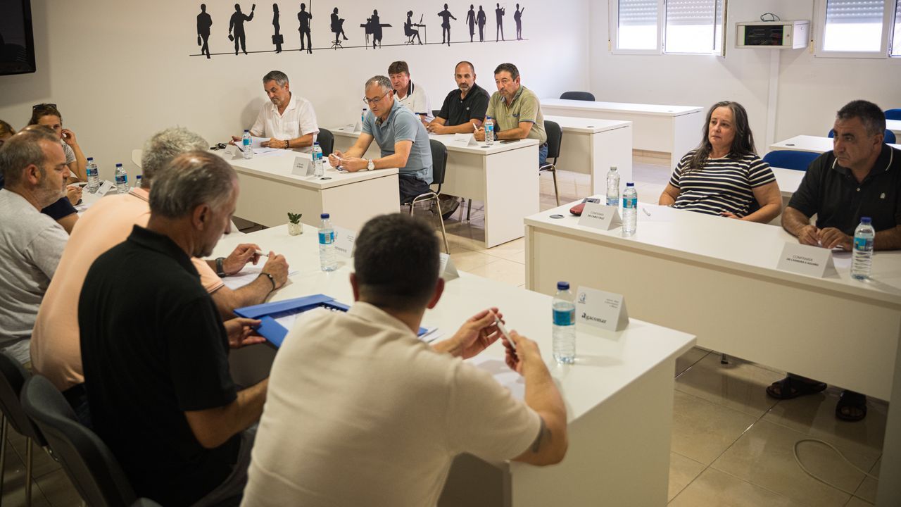 Depuradores de Agacomar sientan a los productores para sondear qué futuro le espera al marisqueo gallego