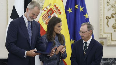 Felipe VI y la reina Letizia junto al presidente de Ceuta, Juan Jes&uacute;s Vivas, en la visita que realizaron a la ciudad aut&oacute;noma
