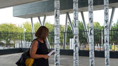 Columnas de fotografas de vecinos de Caldas, una obra de Xavi Muoz.