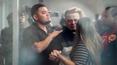 Kilmar Abrego García sostiene la mano de su mujer antes de comparecer en la oficina del ICE de Baltimore
