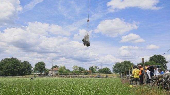 Miembros del equipo de rescate supervisan el aterrizaje de una de las vacas de Taboada