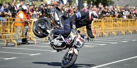 Narc�s Roca ofreci� una exhibici�n acrob�tica en la explanada de la escuela infantil de Xuvia. 